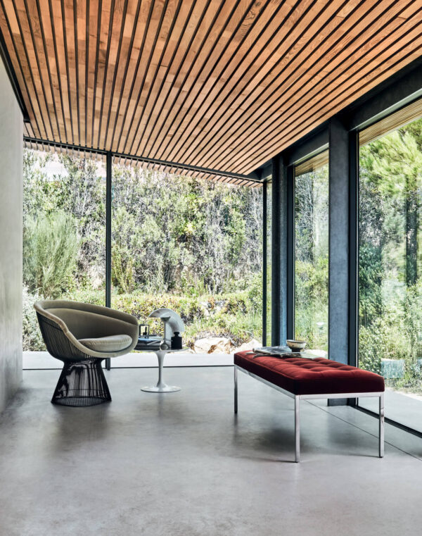 Florence Knoll Relaxed Bench in a modern house